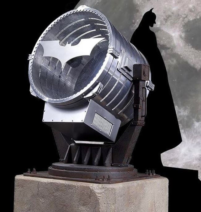 Последний прожектор. Бэтмен прожектор Бэт сигнал. Бэт сигнал темный рыцарь. Прожектор из Бэтмена. Вызов Бэтмена прожектор.
