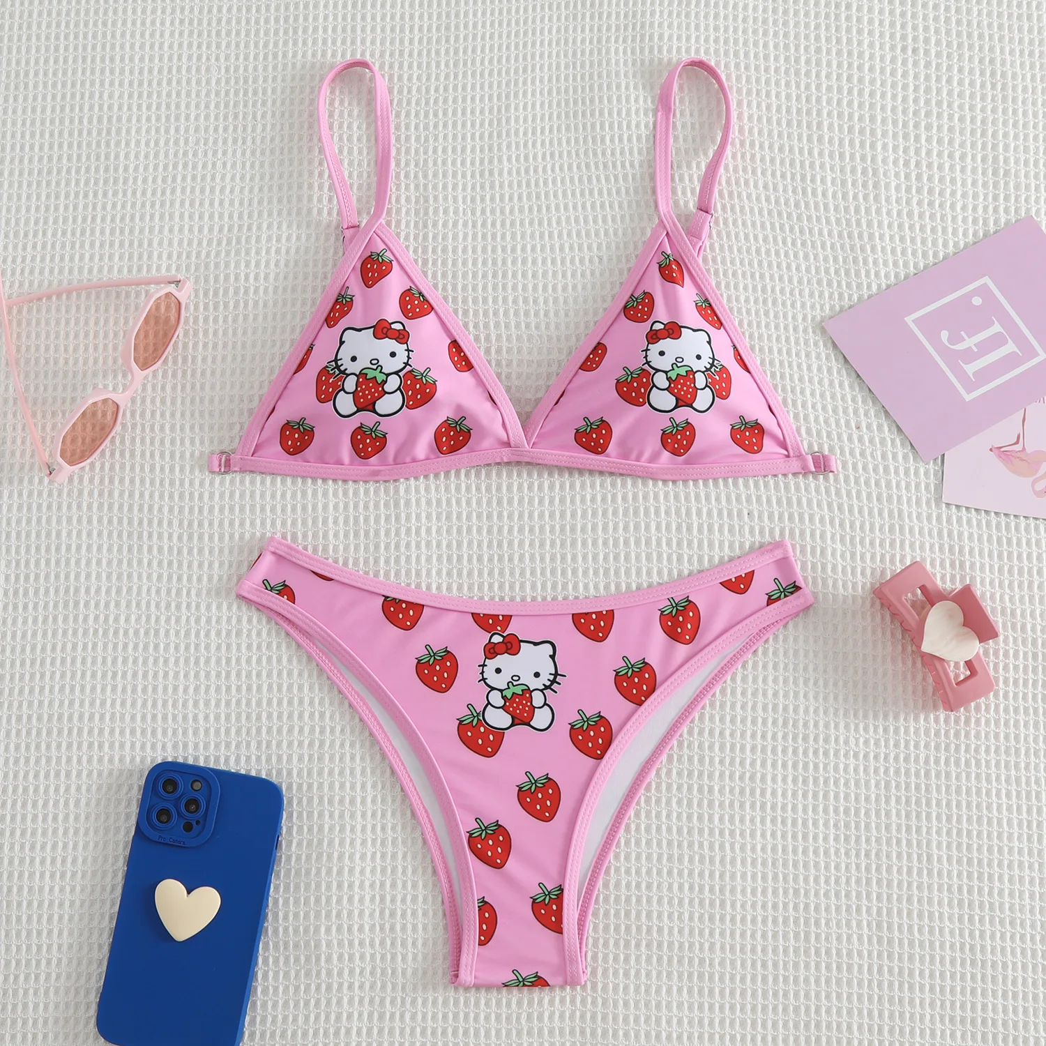 Bikini de Hello Kitty mesa